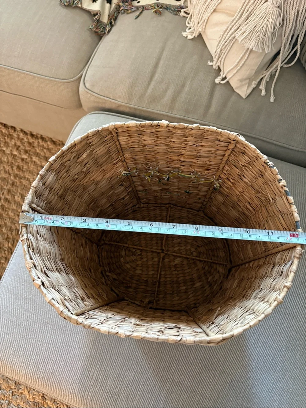 ADORABLE vintage natural woven seagrass basket with daisy floral embellishment